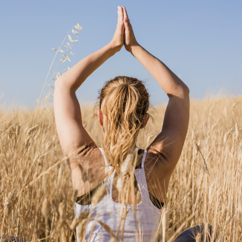 Frau im Weizenfeld Meditierend